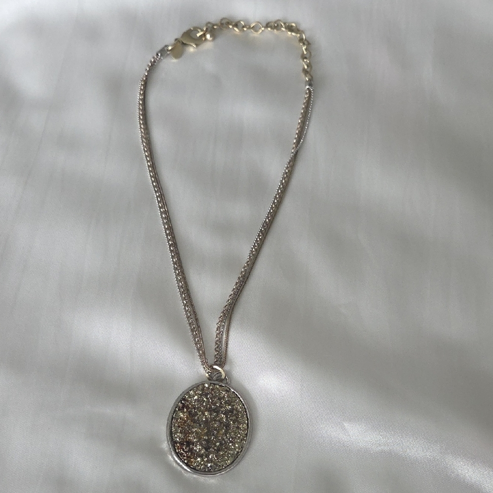 Elegant Gold Pendant Necklace